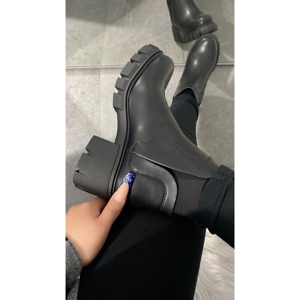 Women's Black Chunky Chelsea Combat Boots - Sleek Lug Sole